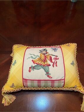 Chinoiserie Needlepoint Tapestry Accent Pillow depicting Asian Motif 12x16
